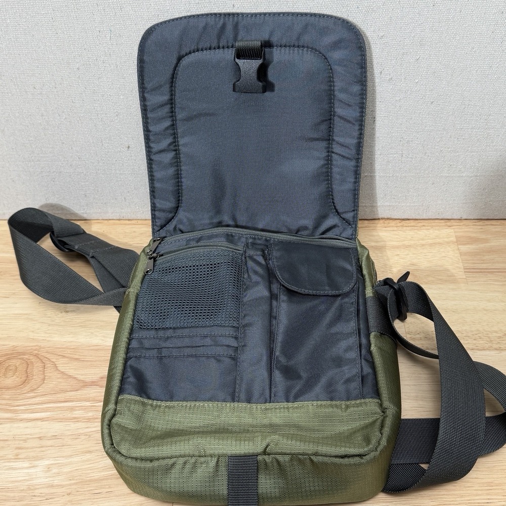 Eagle Creek Travel Crossbody Messenger Bag Green Organizer Passport Utility - Picture 6 of 13